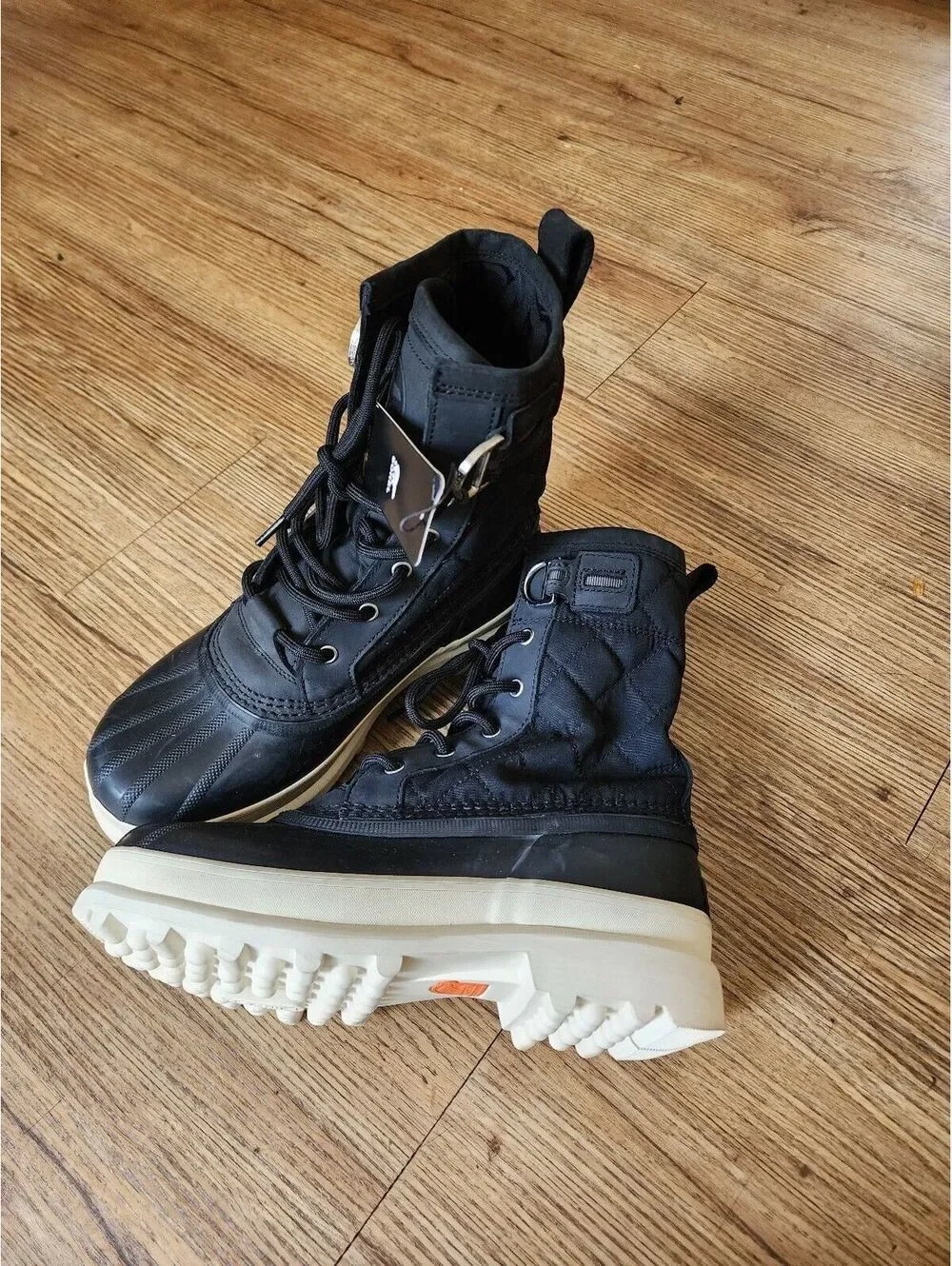 Size 8 Sorel Waterproof Winter Boots Black and White Rubber Sole Size 8